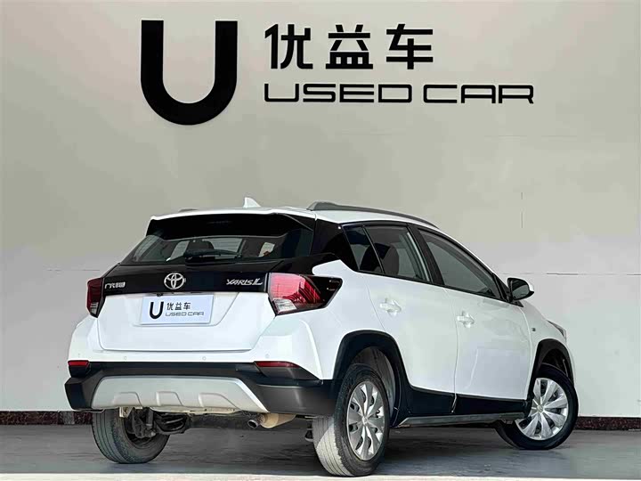 Фото 9 - Toyota Yaris L Hatchback