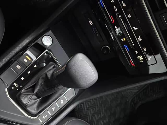 Фото 8 - Volkswagen Tiguan L Pro