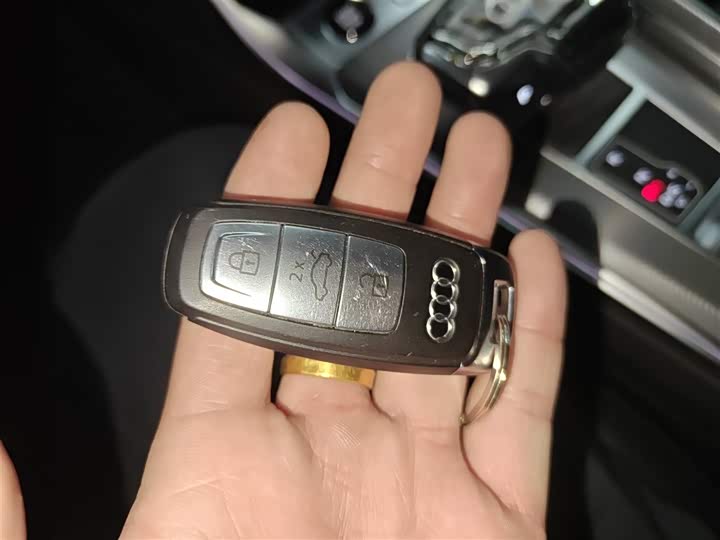 Фото 9 - Audi A6L