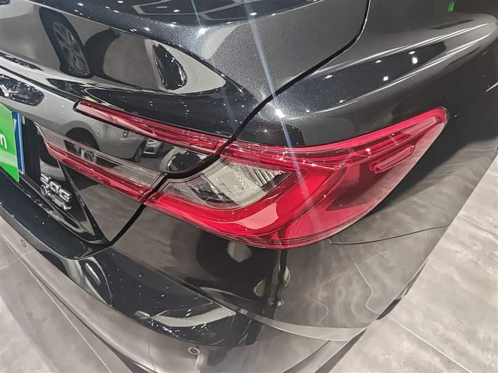 Фото 8 - Toyota Camry