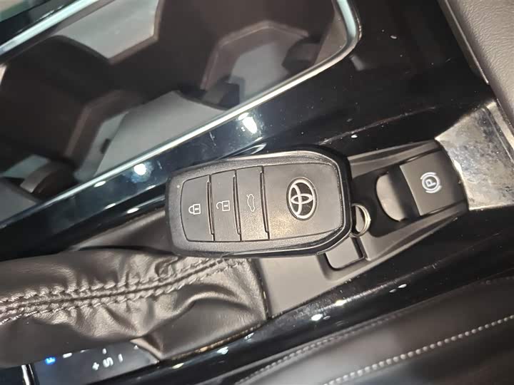 Фото 9 - Toyota Camry