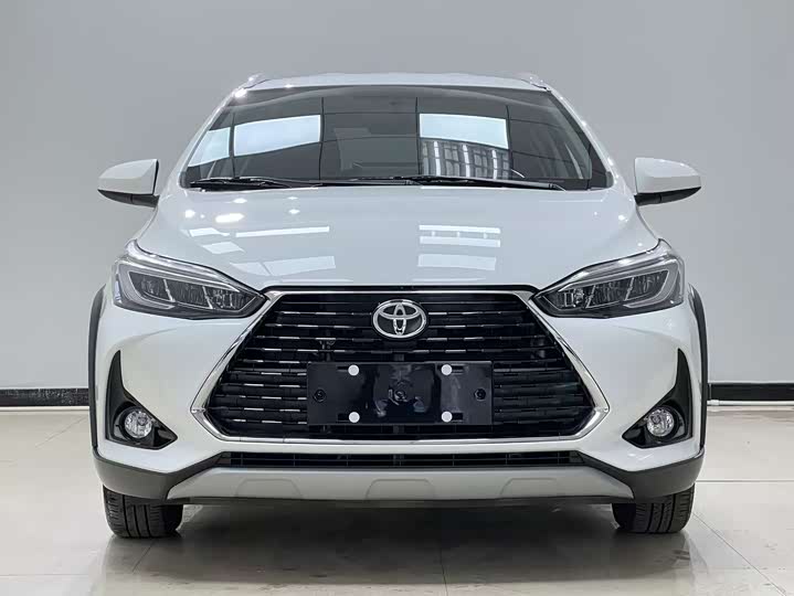 Фото 2 - Toyota Yaris L Hatchback