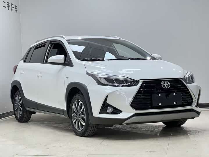 Фото 3 - Toyota Yaris L Hatchback