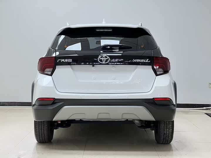 Фото 4 - Toyota Yaris L Hatchback