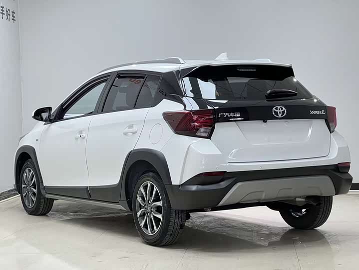 Фото 5 - Toyota Yaris L Hatchback