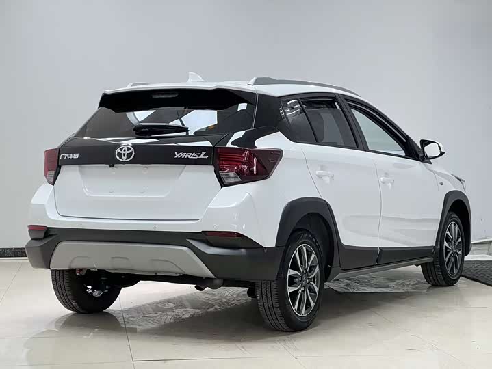 Фото 6 - Toyota Yaris L Hatchback