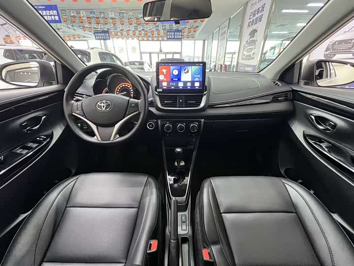 Фото 8 - Toyota Yaris L Hatchback