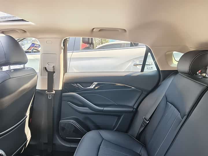 Фото 8 - Bestune B70