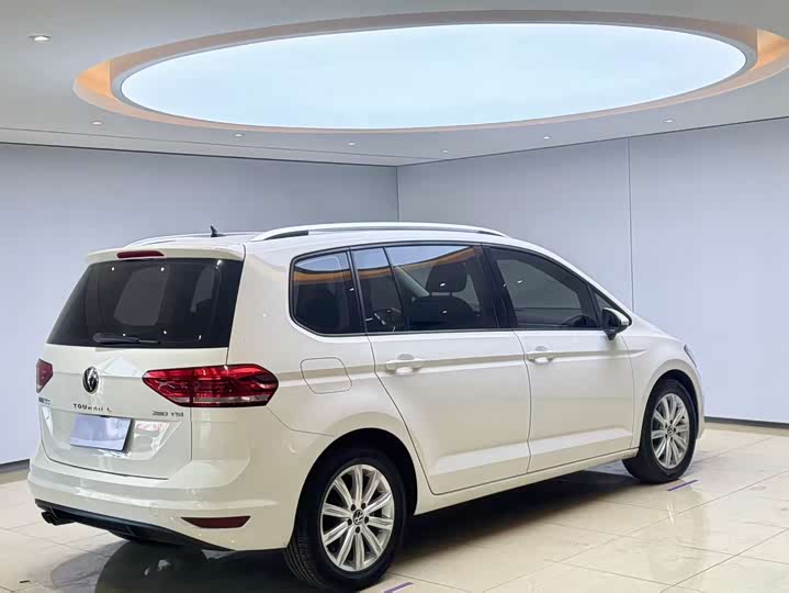 Фото 7 - Volkswagen Touran L