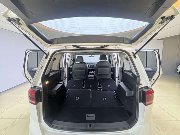 Фото 8 - Volkswagen Touran L