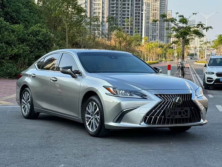 Фото 3 - Lexus ES