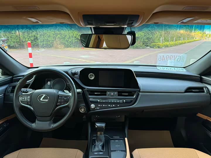 Фото 5 - Lexus ES