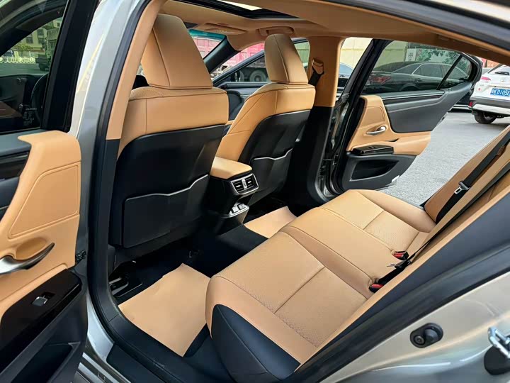 Фото 7 - Lexus ES