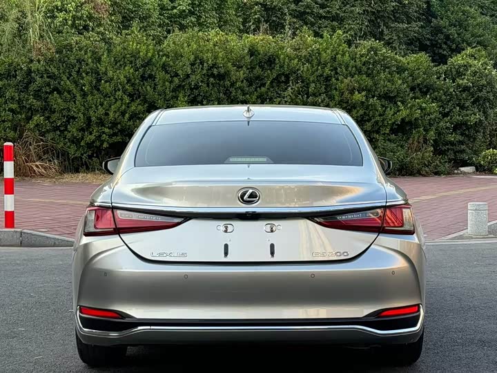 Фото 8 - Lexus ES
