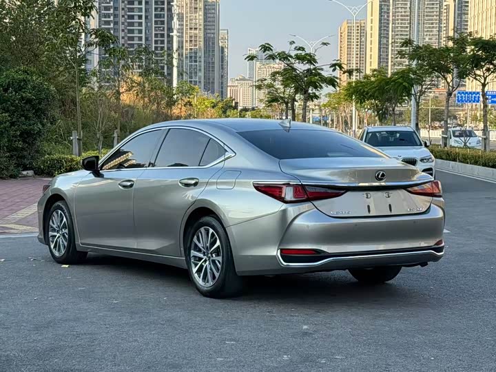 Фото 9 - Lexus ES