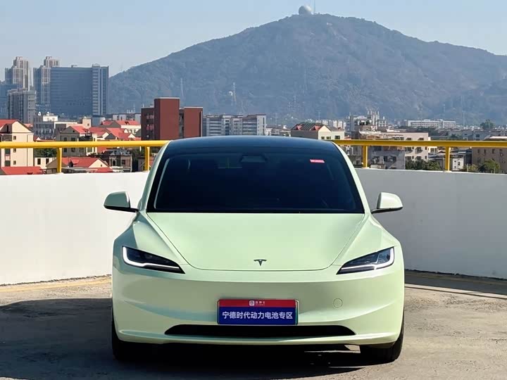 Фото 2 - Tesla Model 3