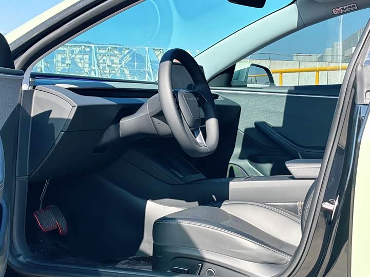 Фото 4 - Tesla Model 3