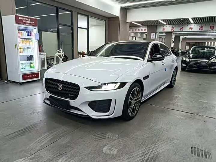Фото 1 - Jaguar XE L