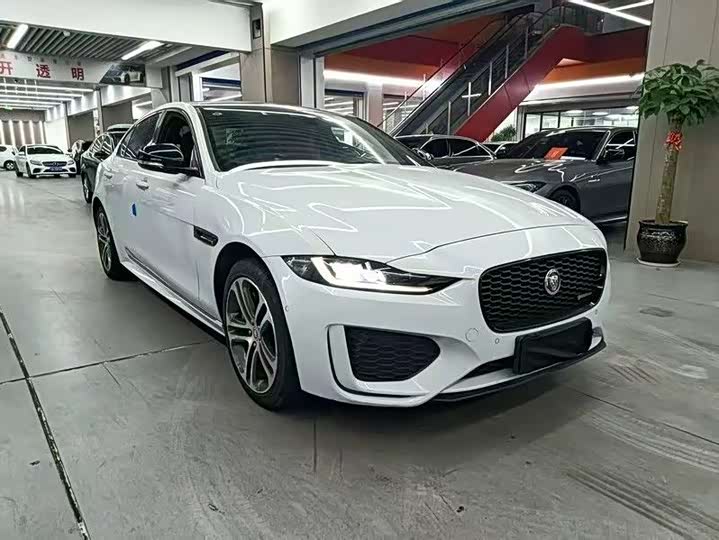 Фото 3 - Jaguar XE L