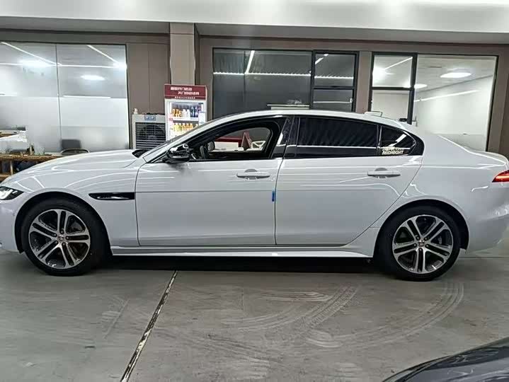 Фото 4 - Jaguar XE L