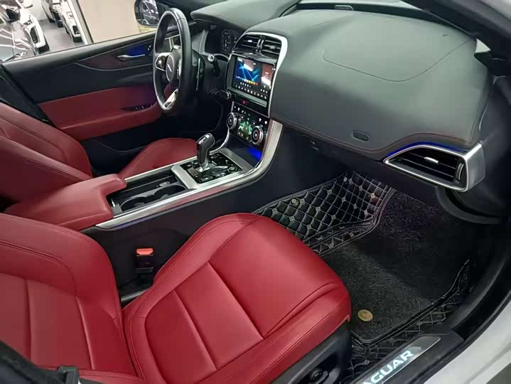 Фото 6 - Jaguar XE L