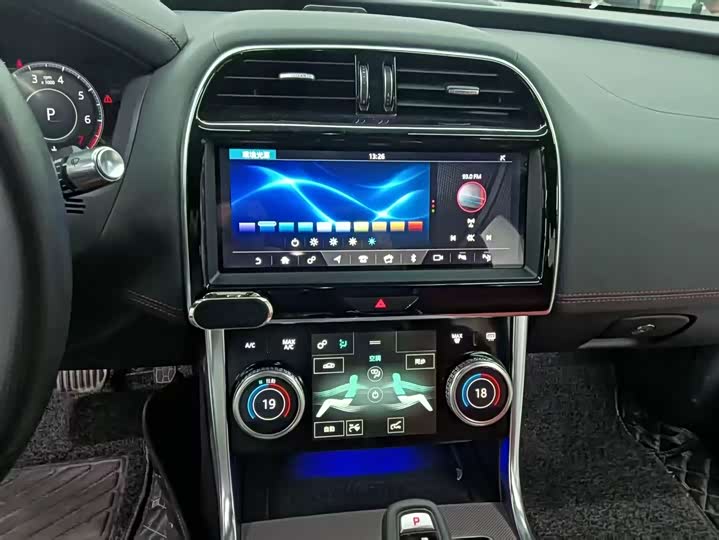 Фото 8 - Jaguar XE L