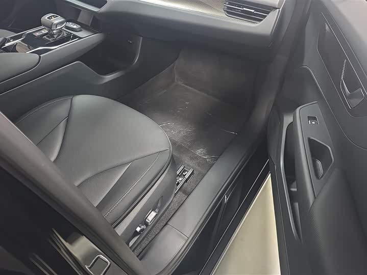 Фото 8 - Hongqi E-QM5