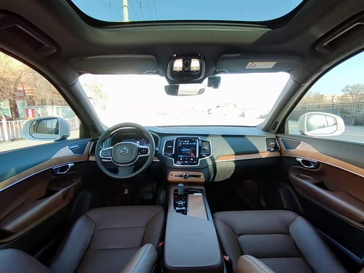 Фото 9 - Volvo XC90