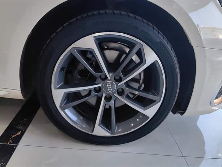 Фото 6 - Audi A4L