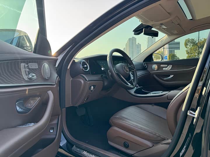 Фото 4 - Mercedes-Benz E-Class