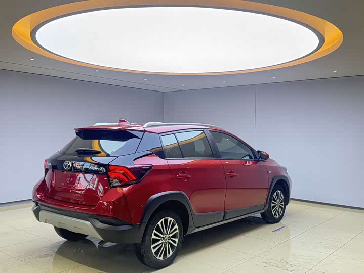 Фото 4 - Toyota Yaris L Hatchback