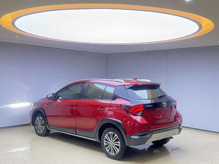 Фото 6 - Toyota Yaris L Hatchback