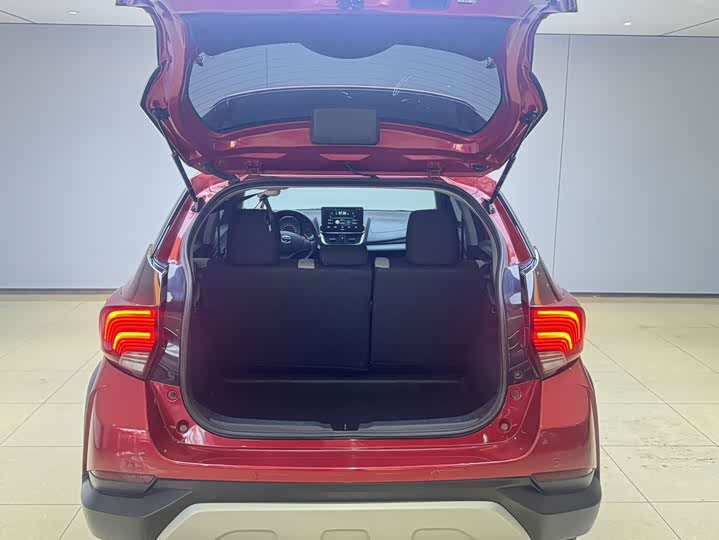 Фото 8 - Toyota Yaris L Hatchback