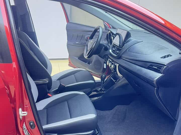 Фото 9 - Toyota Yaris L Hatchback