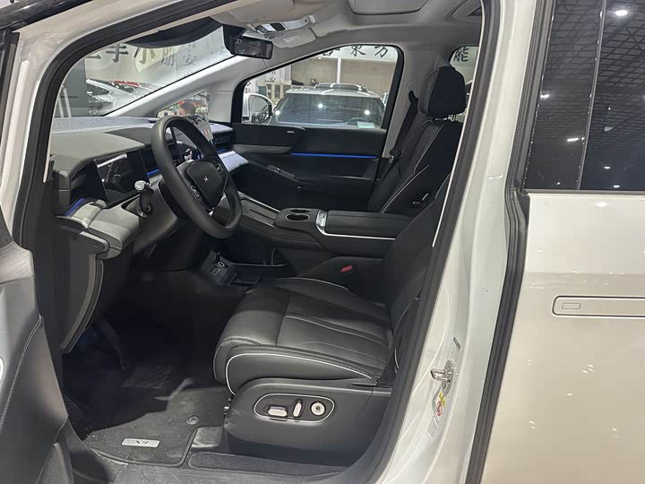 Фото 2 - XPeng X9