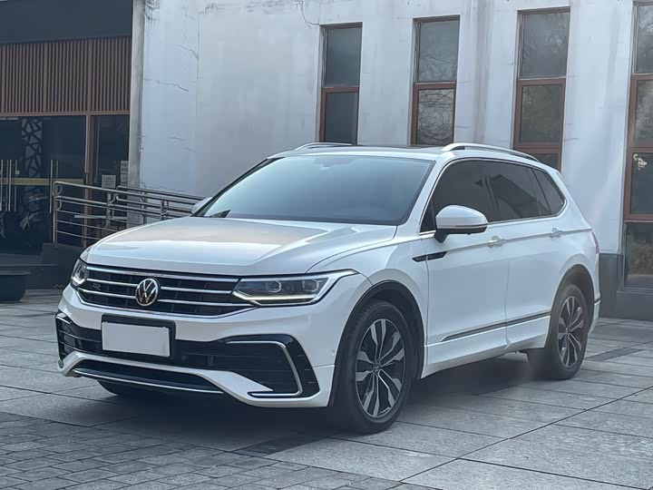 Фото 1 - Volkswagen Tiguan L Pro