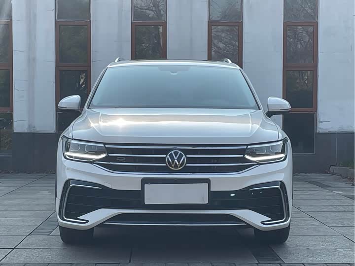 Фото 2 - Volkswagen Tiguan L Pro