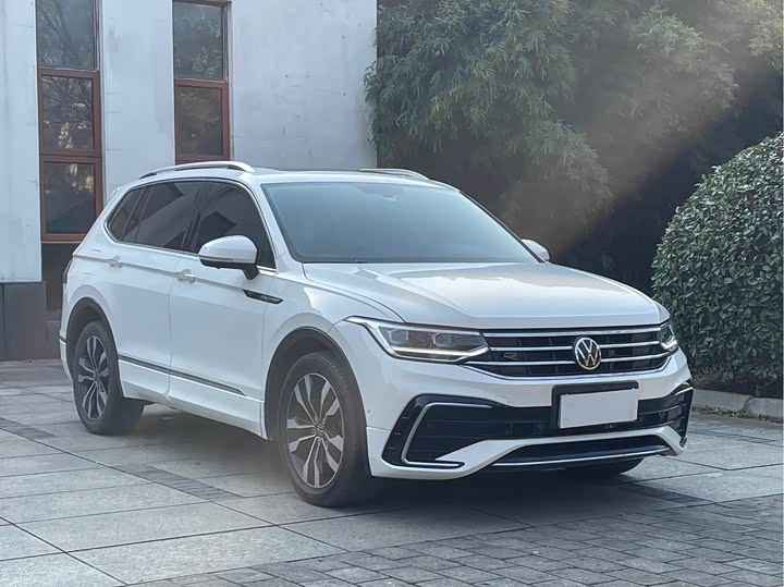 Фото 3 - Volkswagen Tiguan L Pro