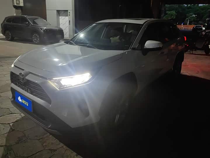 Фото 1 - Toyota RAV4