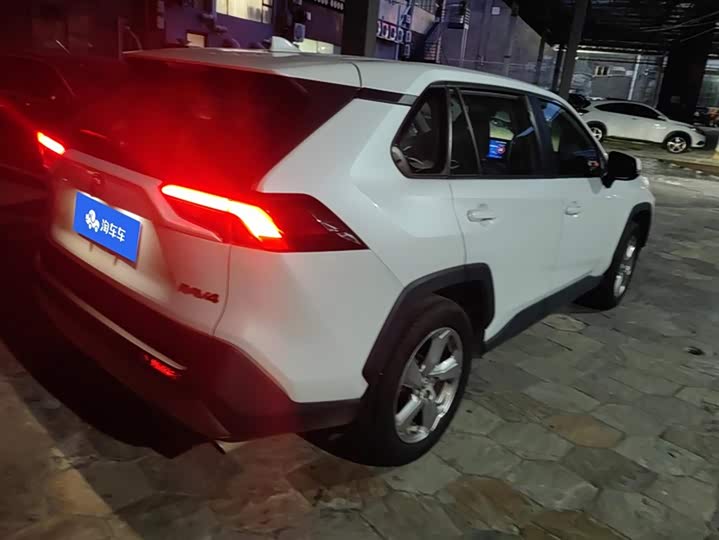 Фото 3 - Toyota RAV4