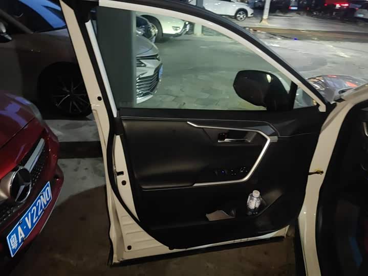 Фото 7 - Toyota RAV4