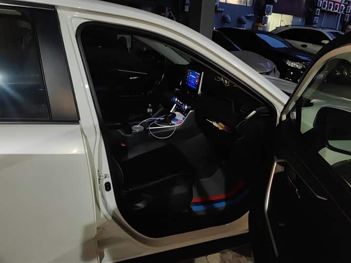 Фото 8 - Toyota RAV4