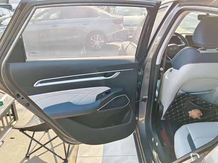 Фото 9 - Geely Emgrand