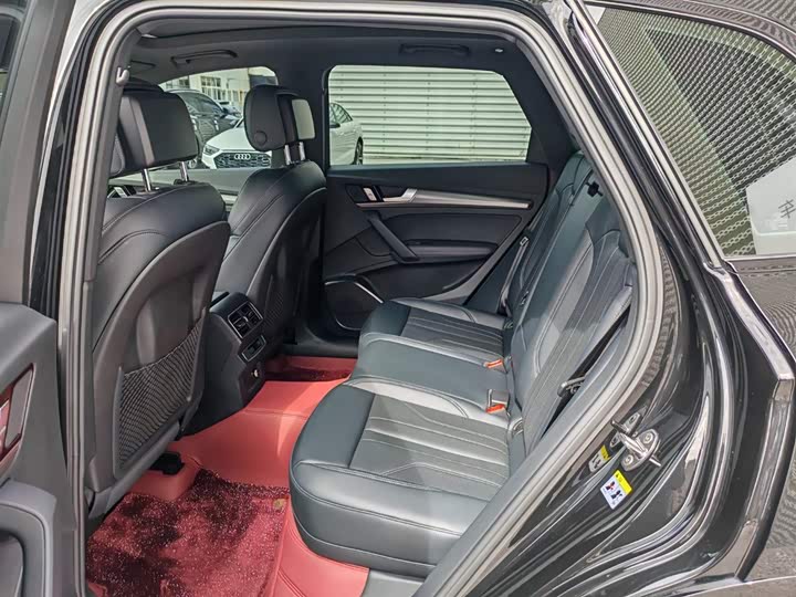 Фото 9 - Audi Q5L