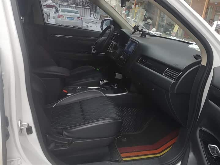 Фото 8 - Mitsubishi Outlander