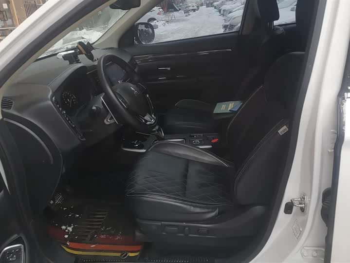 Фото 9 - Mitsubishi Outlander