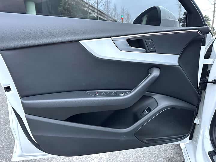 Фото 6 - Audi A4L