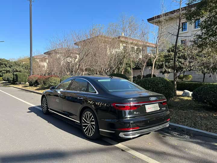 Фото 4 - Audi A8