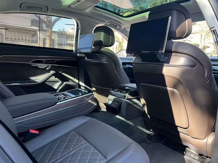 Фото 7 - Audi A8