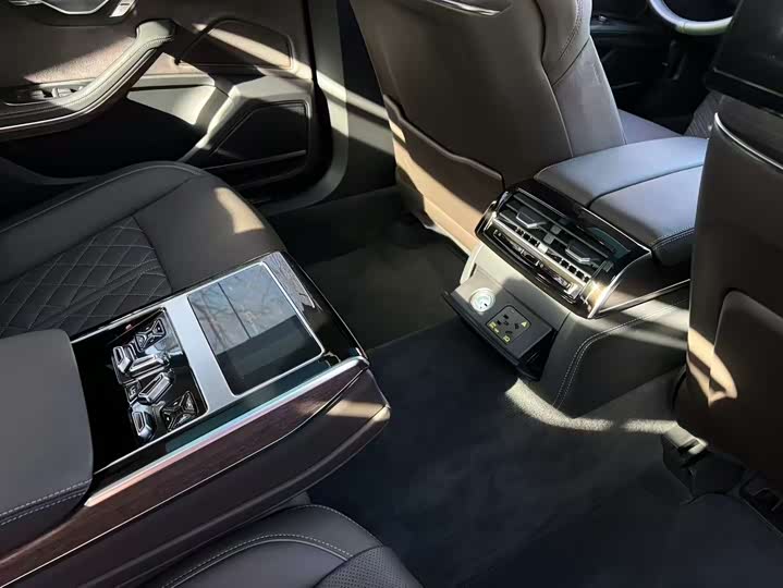 Фото 9 - Audi A8